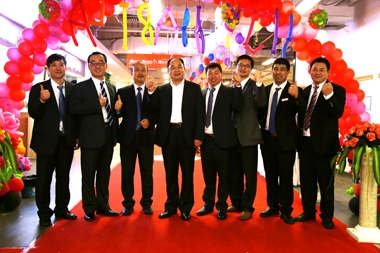 薦董與開業(yè)團(tuán)隊(duì)合影 薦董與開業(yè)團(tuán)隊(duì)合影