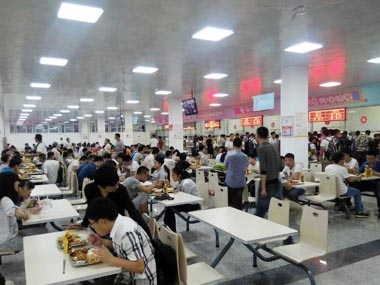 學(xué)生正在就餐 學(xué)生正在就餐