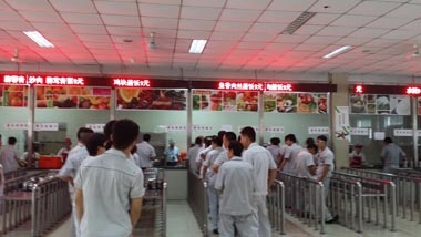 某知名培訓機構餐廳開餐現(xiàn)場