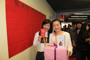 阿里巴巴員工展示獎(jiǎng)品和紅包 阿里巴巴員工展示獎(jiǎng)品和紅包