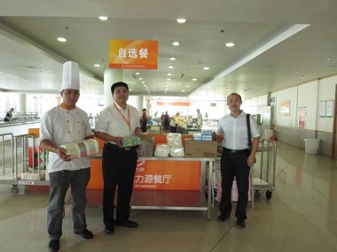 北京大區(qū)工會(huì)主席謝水甫在華為餐廳發(fā)放慰問(wèn)品 北京大區(qū)工會(huì)主席謝水甫在華為餐廳發(fā)放慰問(wèn)品
