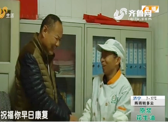 失主向張敏表示感謝，張敏祝福失主早日康復(fù)（電視畫面）